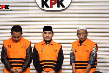 Bupati Bekasi dan ayahnya ditetapkan tersangka suap oleh KPK