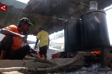 Elpiji langka, dapur umum korban banjir Pidie Jaya andalkan kayu bakar