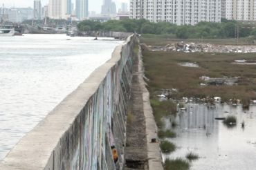 Gubernur Pramono tinjau tanggul laut Penjaringan yang alami kebocoran