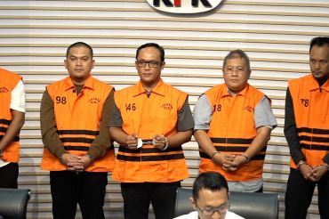 KPK tetapkan Bupati Lampung Tengah beserta adiknya sebagai tersangka