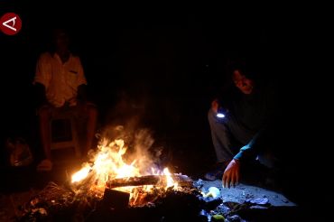 Listrik Aceh Tamiang masih padam, warga gunakan api sebagai penerangan