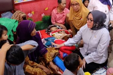 Menteri PPPA tinjau posko pengungsian banjir di Padang