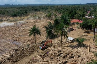 Pantauan udara pembersihan tumpukan kayu gelondongan di Aceh Tamiang
