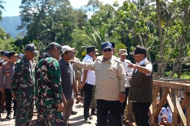 Prabowo cek langsung progres jembatan bailey Padang Mantuang