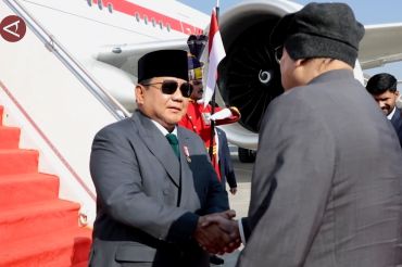 Prabowo disambut Presiden Ali dan PM Sharif saat tiba di Pakistan