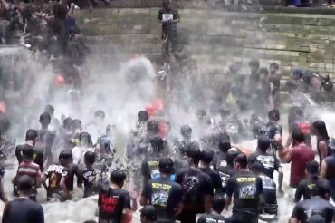 Ritual Keduk Beji: bersihkan sumber mata air, tarik ribuan pengunjung