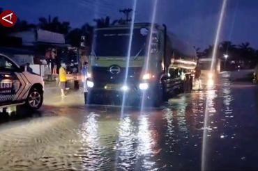Jalan Padang-Pasaman Barat terendam banjir, kendaraan terjebak macet