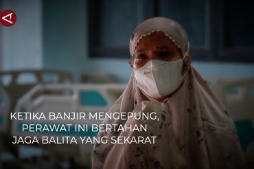 Ketika banjir mengepung, perawat ini bertahan jaga balita yang sekarat