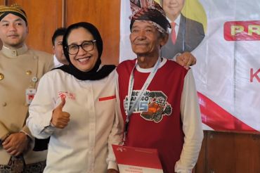 Senyum pengemudi lansia di Solo saat dapat becak listrik