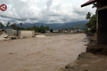 Jembatan putus disapu banjir, Padang alami kerugian besar