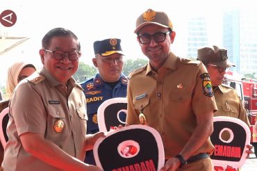 Pemprov Jakarta hibahkan mobil pemadam kebakaran kepada 14 daerah