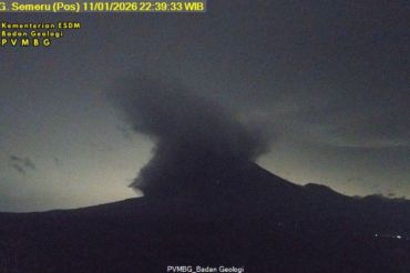 Mount Semeru erupts sending pyroclastic flow 5 km from peak