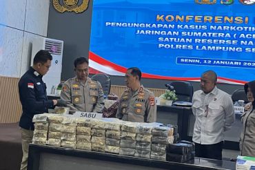 Southern Lampung police hunt ringleader after 122-kg meth bust