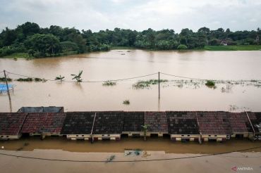 Banjir terjang Kabupaten Tangerang, Perumahan Taman Cikande terendam hingga atap rumah