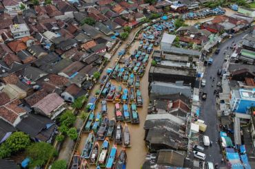 Cuaca buruk dan gelombang tinggi di di perairan Selat Sunda, ratusan nelayan di Pandeglang tidak melaut