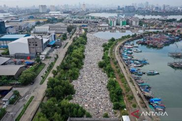 Laut Muara Baru Jakarta dicemari sampah rumah tangga diduga dari TPS ilegal