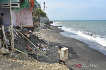 BMKG: Fase bulan baru berpotensi memicu rob setinggi dua meter di NTB