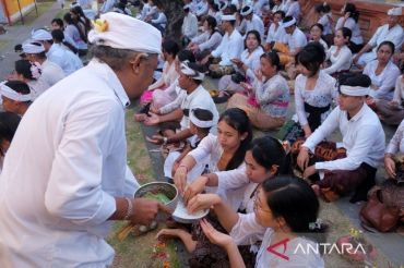 Hari Suci Siwaratri di Pura Agung Jagatnatha, umat Hindu lakukan perenungan diri dan doa