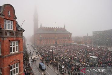 Ribuan orang di Copenhagen  turun ke jalan tolak rencana Trump duduki Greenland