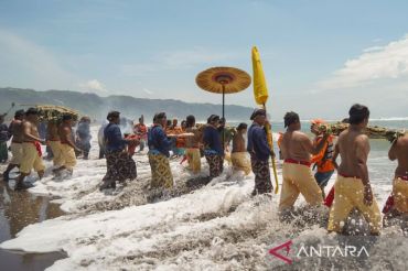 Peringati 37 tahun tahta Sri Sultan HB X, abdi dalem gelar tradisi labuhan di Pantai Parangkusumo