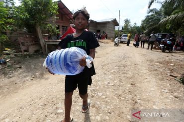 Bantuan air bersih untuk pengungsi korban bencana banjir bandang di Aceh Timur