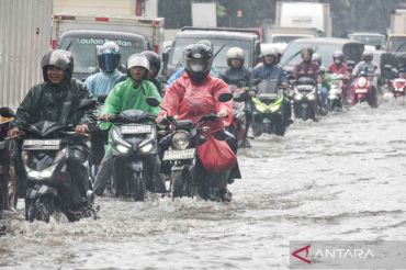 Hujan deras guyur Jakarta, jalan di Cawang tergenang air mencapai 40 centimeter