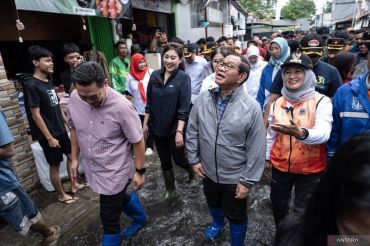Gubernur DKI Pramono Anung tinjau banjir di Rawa Buaya