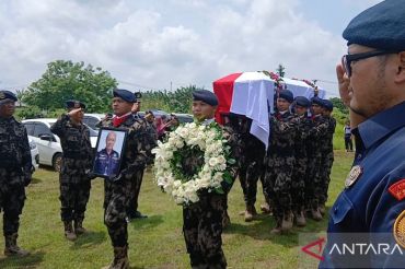 Suasana khikmat iringi upacara pemakaman pilot ATR 42-500