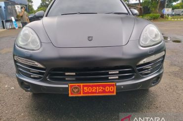 Mobil Porsche Cayenne tidak terdaftar sebagai kendaraan dinas