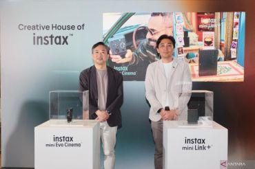 Fujifilm rilis kamera Instax Wide 400 varian warna Jetblack di Indonesia