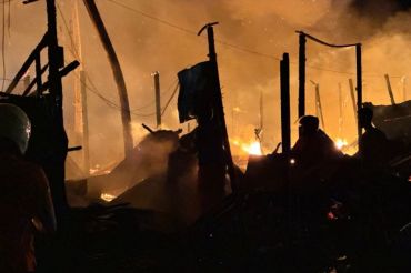 Kebakaran Menimpa Belasan Kios dan Rumah di Bulungan