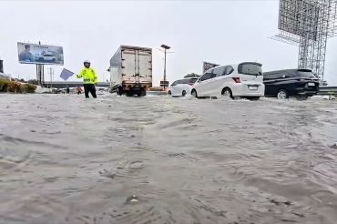 Hujan sejak dini hari, banjir dan macet di tol arah Bandara Soetta