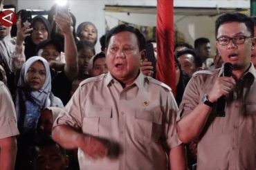 Momen haru Prabowo nyanyi Tanah Airku bersama pengungsi di Tapsel