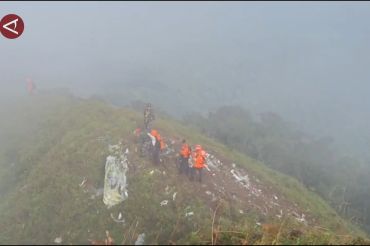 Satu korban pesawat ATR 42-500 ditemukan di jurang Gunung Bulusaraung