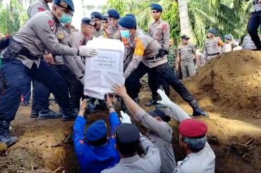 Sebanyak enam korban banjir bandang dimakamkan secara massal di Agam