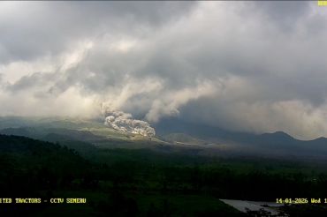 Semeru level siaga, awan panas guguran terjadi dua kali
