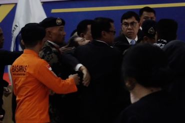 Menteri KKP pingsan di upacara penghormatan korban pesawat ATR 42-500