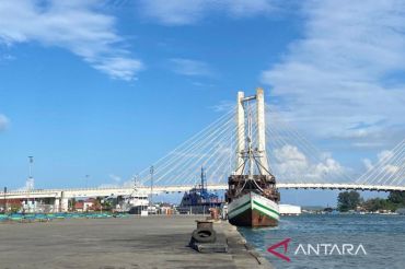 Pemkot bersihkan bangkai kapal guna penataan kawasan Teluk Kendari