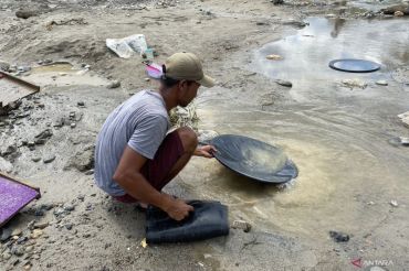 Glimmer of hope: Aceh flood survivors turn to gold