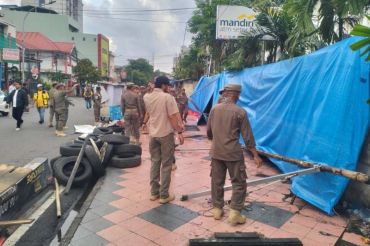 Pemkot Makassar tertibkan PKL yang berjualan puluhan tahun di trotoar