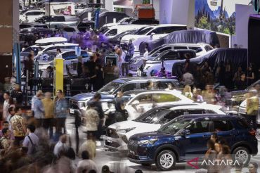 Economist urges continued EV incentives as middle-class demand weakens