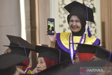 Wisuda sekolah lansia di Jambi