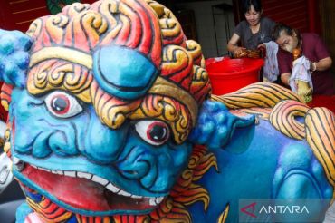 Melihat ritual cuci patung dewa jelang Imlek 2577