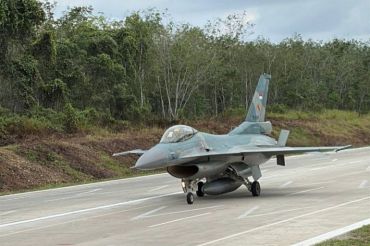 AHY urges multifunctional infra as fighter jets land on toll road