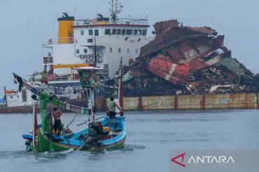 Pengangkatan bangkai KMP Tunu Pratama Jaya
