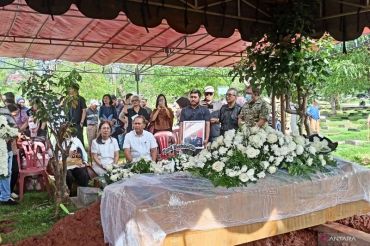 Tears as slain Papua copilot laid to rest