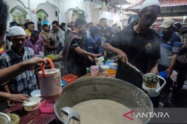 Masjid Darussalam Solo bagikan 1.000 porsi bubur samin