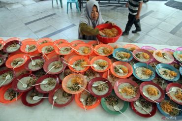 Tradisi berbagi bubur sup untuk berbuka puasa di Masjid Raya Medan