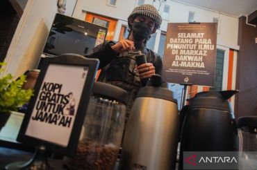 Sajian kopi ala kafe gratis untuk jamaah tarawih di mushala Al Makna Lumajang