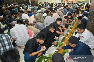 Tradisi megibung saat berbuka puasa masyarakat muslim Bali